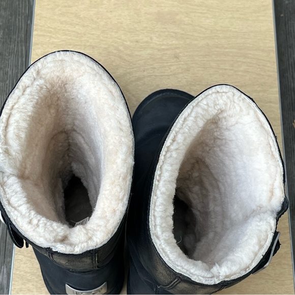 UGG Wm’s Kensington Black Leather Shearling Lined Buckle Boot In Sz 8 - Picture 8 of 15